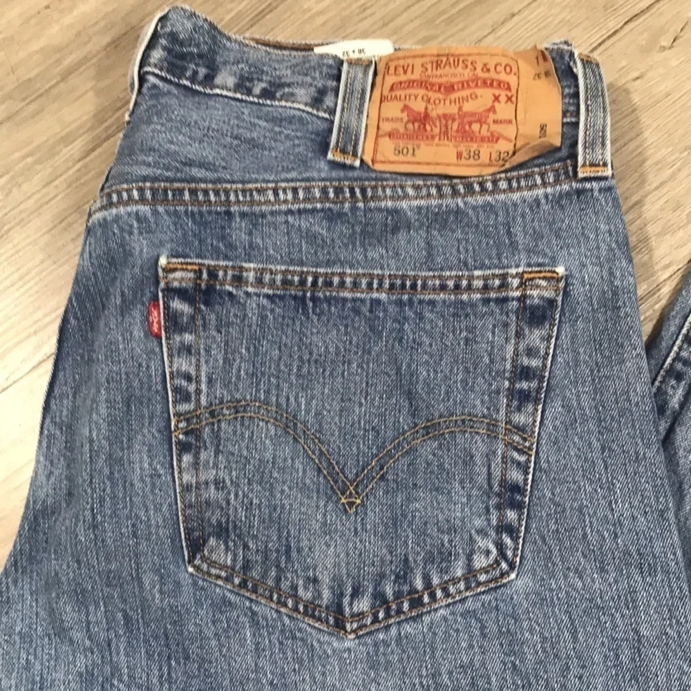 Levi’s 501 Preshrunk Light Wash Straight Leg Jeans ‎ Size 38x32